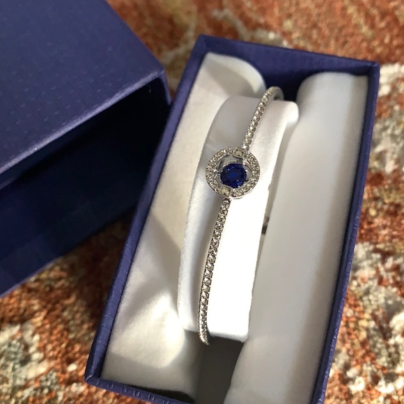 NIB Swarovski Crystal Dancing blue crystal pavé bracelet - Picture 2 of 5
